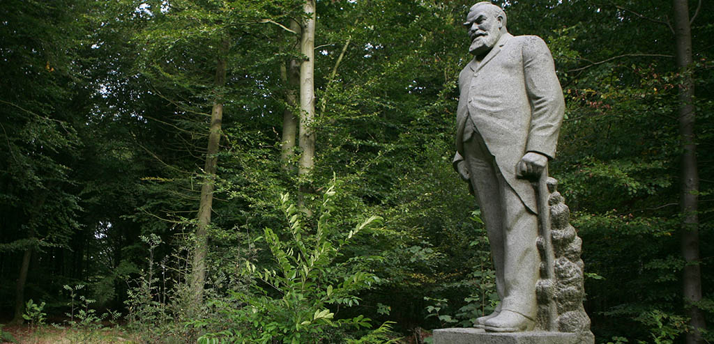 Anders Bundgaards statue af Holger Petersen, der etablerede Københavnerplantagen Baldersbæk