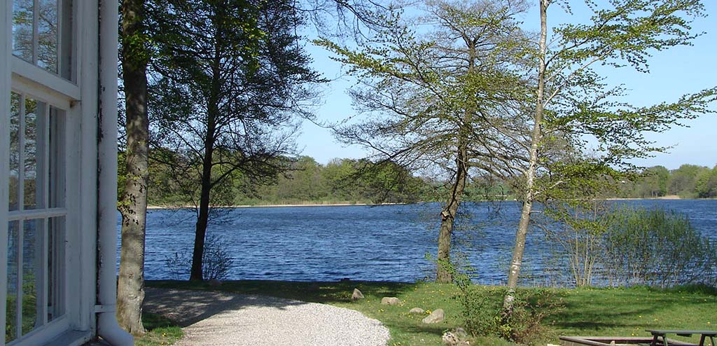 Jels Voldsted ligger idyllisk ved Jels Midtsø