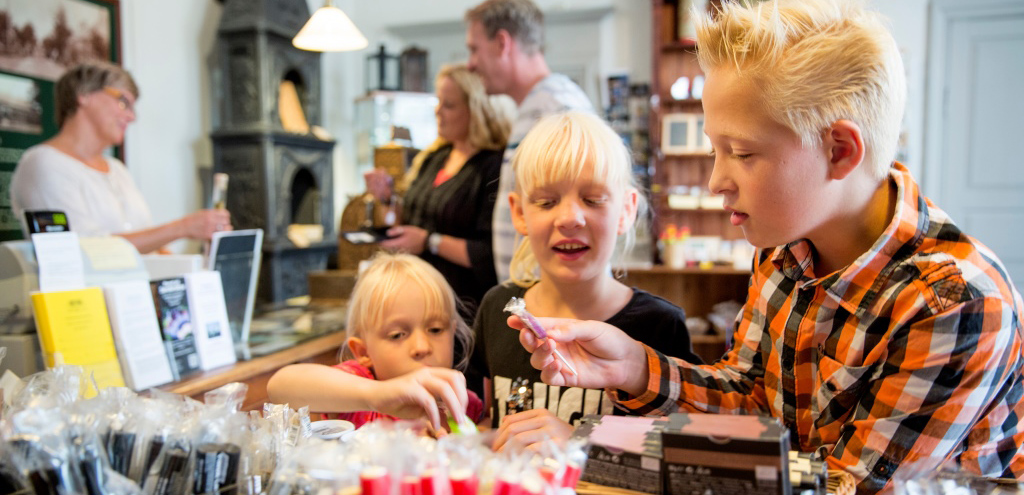 Shopping i museumsbutikken på Sønderskov