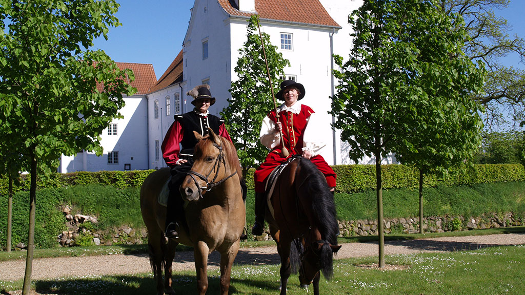 Til hest i kostumer fra Renæssancen