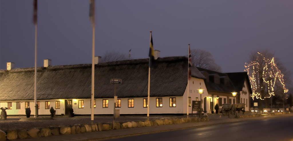 Hovborg Kro med julelys