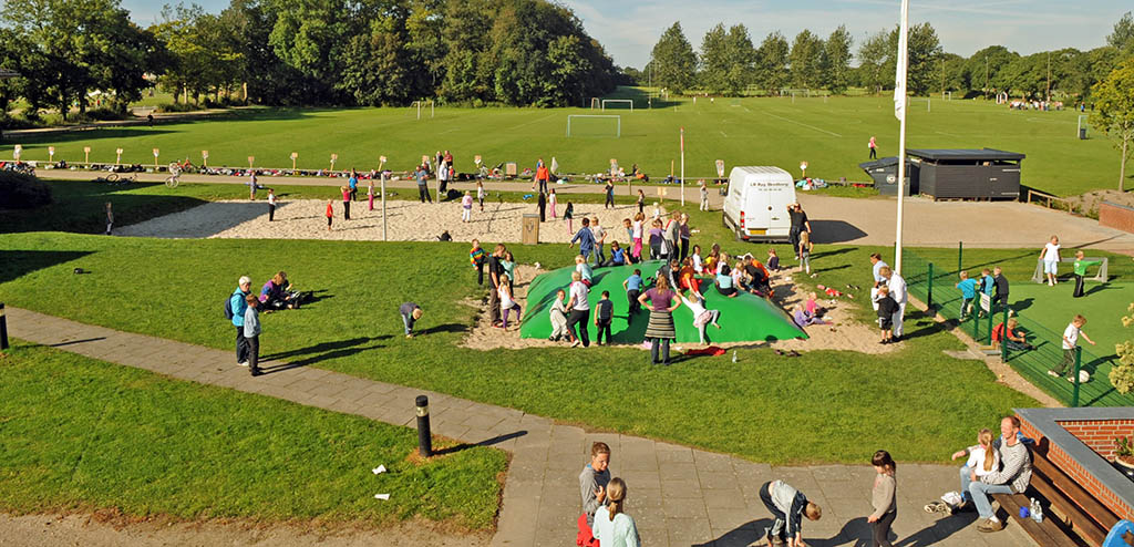 Vejen Idrætscenter - mennesker uden for 